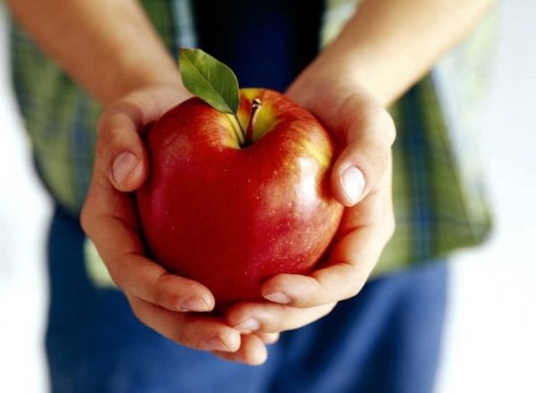  Vad är användningen, kompositionen, skador på äpplen på människokroppen, är denna frukt möjlig för alla?